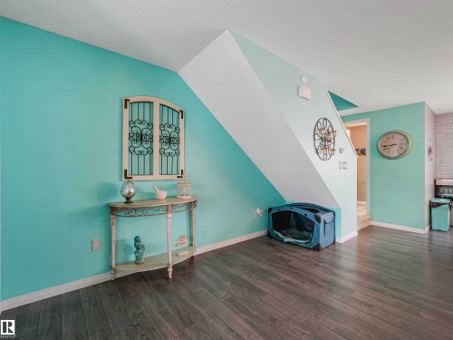Vibrant interior walls with crisp white trim - 44 1140 Chappelle Boulevard, Edmonton, AB - Indoor
