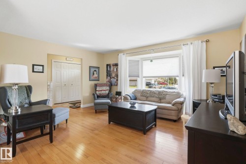 210 Porter Avenue, Millet, AB - Indoor Photo Showing Living Room