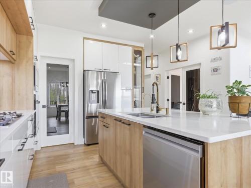 622 Astoria Way, Devon, AB - Indoor Photo Showing Kitchen With Double Sink With Upgraded Kitchen