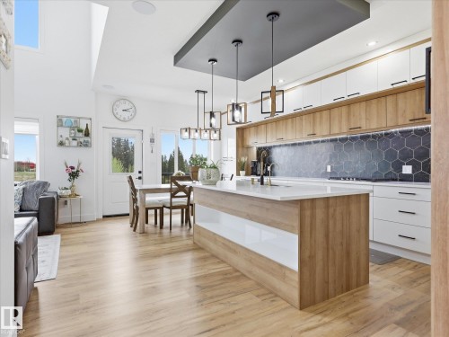 622 Astoria Way, Devon, AB - Indoor Photo Showing Kitchen With Upgraded Kitchen