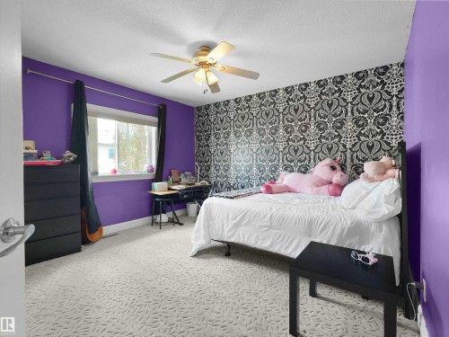 Bedroom featuring patterned wall covering and light-toned patterned carpeting - 1511 69 Street, Edmonton, AB - Indoor Photo Showing Bedroom