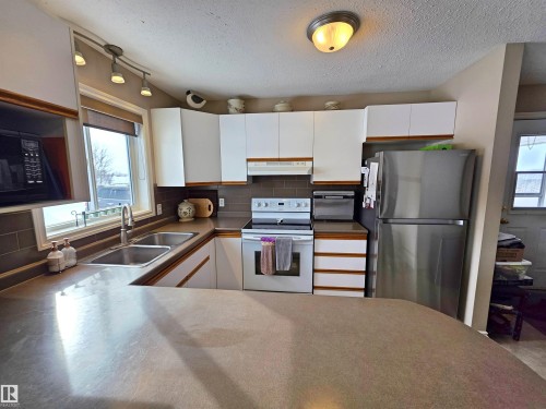 58310 Range Road 101, Rural St. Paul County, AB - Indoor Photo Showing Kitchen With Double Sink