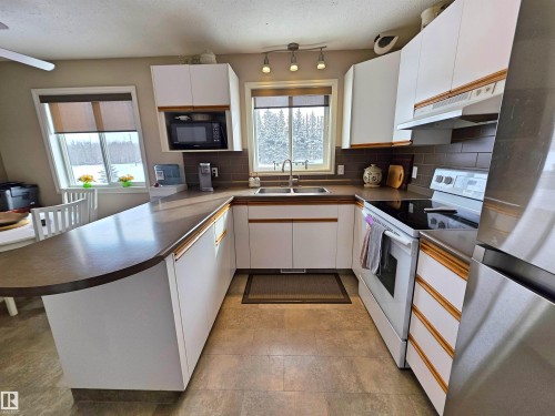 58310 Range Road 101, Rural St. Paul County, AB - Indoor Photo Showing Kitchen With Double Sink