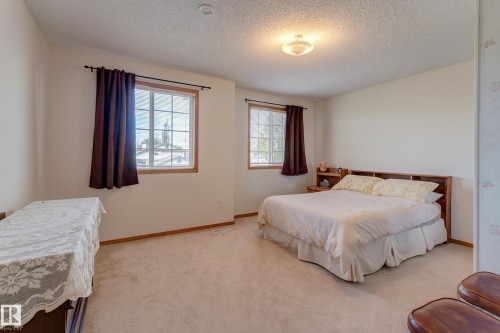 1003 Blackburn Close, Edmonton, AB - Indoor Photo Showing Bedroom