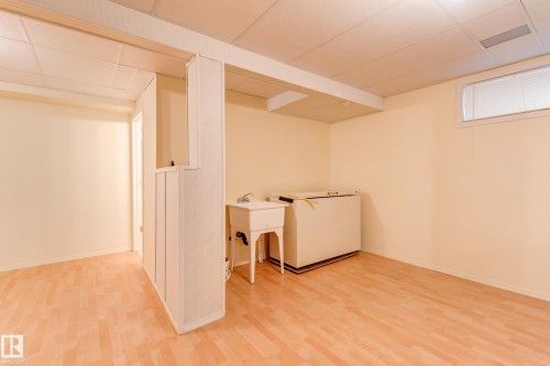 1003 Blackburn Close, Edmonton, AB - Indoor Photo Showing Other Room