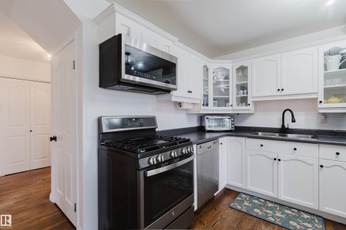 18 Hunter Crest, Sherwood Park, AB - Indoor Photo Showing Kitchen With Double Sink