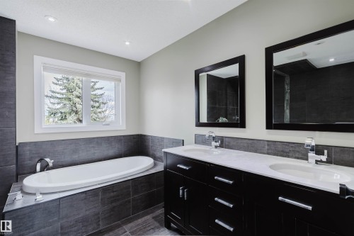 18 Hunter Crest, Sherwood Park, AB - Indoor Photo Showing Bathroom