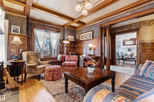 6210 Ada Boulevard Nw, Edmonton, AB - Indoor Photo Showing Living Room