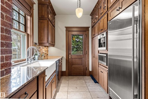 6210 Ada Boulevard Nw, Edmonton, AB - Indoor Photo Showing Kitchen With Upgraded Kitchen