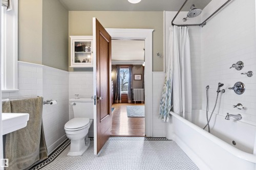 6210 Ada Boulevard Nw, Edmonton, AB - Indoor Photo Showing Bathroom