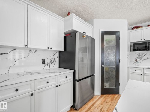20115 46 Avenue, Edmonton, AB - Indoor Photo Showing Kitchen