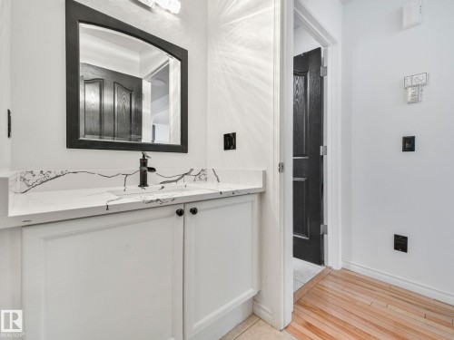 20115 46 Avenue, Edmonton, AB - Indoor Photo Showing Bathroom