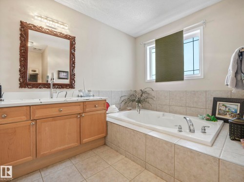 20115 46 Avenue, Edmonton, AB - Indoor Photo Showing Bathroom