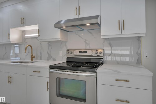 52 Pipestone Drive, Devon, AB - Indoor Photo Showing Kitchen