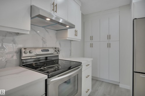 52 Pipestone Drive, Devon, AB - Indoor Photo Showing Kitchen