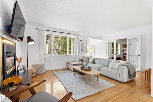 11415 73 Avenue, Edmonton, AB - Indoor Photo Showing Living Room