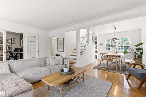 11415 73 Avenue, Edmonton, AB - Indoor Photo Showing Living Room