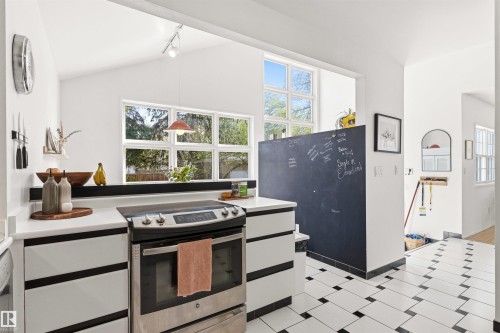 11415 73 Avenue, Edmonton, AB - Indoor Photo Showing Kitchen