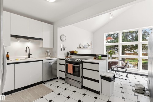 11415 73 Avenue, Edmonton, AB - Indoor Photo Showing Kitchen