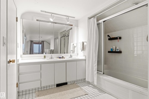 11415 73 Avenue, Edmonton, AB - Indoor Photo Showing Bathroom
