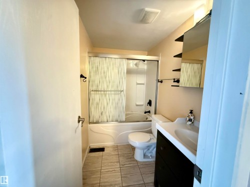 18425 95A Avenue, Edmonton, AB - Indoor Photo Showing Bathroom