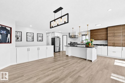 3205 41A Avenue, Edmonton, AB - Indoor Photo Showing Kitchen With Upgraded Kitchen