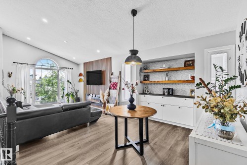 3205 41A Avenue, Edmonton, AB - Indoor Photo Showing Living Room