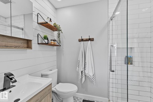 3205 41A Avenue, Edmonton, AB - Indoor Photo Showing Bathroom