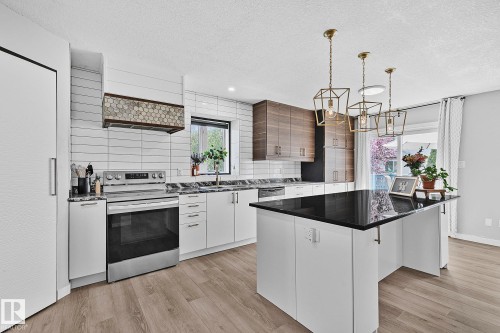3205 41A Avenue, Edmonton, AB - Indoor Photo Showing Kitchen With Upgraded Kitchen