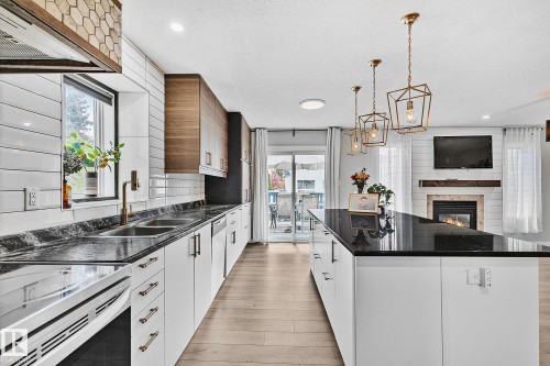 3205 41A Avenue, Edmonton, AB - Indoor Photo Showing Kitchen With Double Sink With Upgraded Kitchen