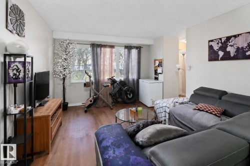6617 180 Street, Edmonton, AB - Indoor Photo Showing Living Room
