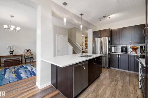 5842 Anthony Crescent, Edmonton, AB - Indoor Photo Showing Kitchen With Upgraded Kitchen