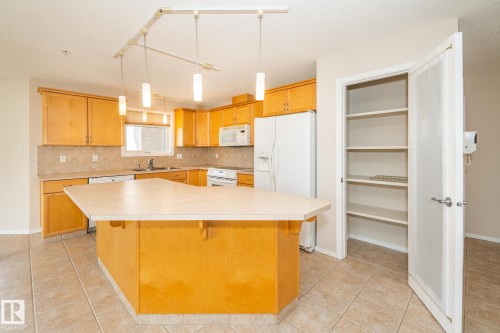 210 2420 108 Street, Edmonton, AB - Indoor Photo Showing Kitchen
