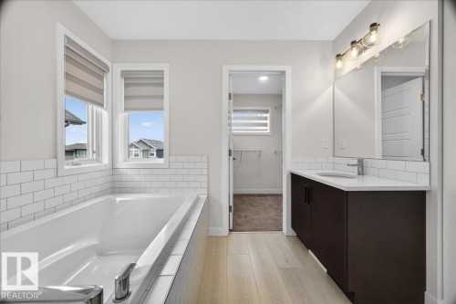 4872 Kinney Road, Edmonton, AB - Indoor Photo Showing Bathroom
