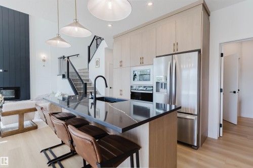 211 Edgemont Green, Edmonton, AB - Indoor Photo Showing Kitchen With Upgraded Kitchen