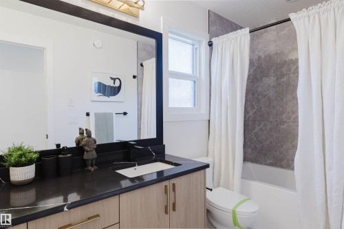 211 Edgemont Green, Edmonton, AB - Indoor Photo Showing Bathroom