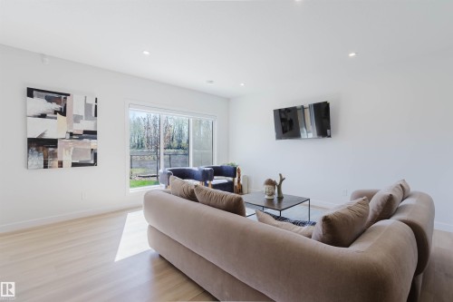 211 Edgemont Green, Edmonton, AB - Indoor Photo Showing Living Room