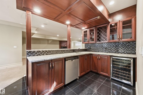 1004 Hollands Point(E), Edmonton, AB - Indoor Photo Showing Kitchen