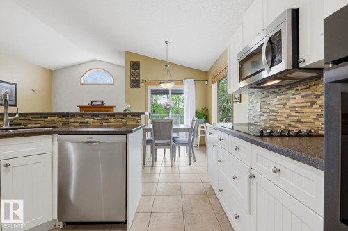 70 Eastcott Drive, St. Albert, AB - Indoor Photo Showing Kitchen With Upgraded Kitchen