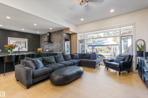 11412 12 Avenue Nw, Edmonton, AB - Indoor Photo Showing Living Room