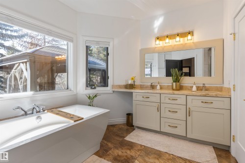 11412 12 Avenue Nw, Edmonton, AB - Indoor Photo Showing Bathroom