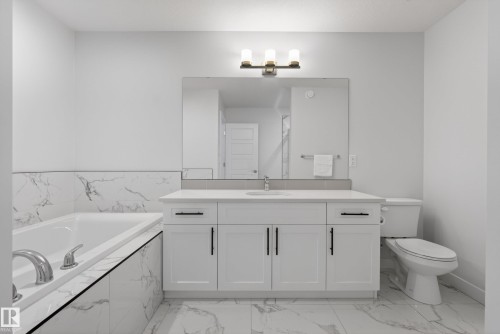 9309 Pear Link Link, Edmonton, AB - Indoor Photo Showing Bathroom