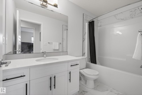 9309 Pear Link Link, Edmonton, AB - Indoor Photo Showing Bathroom