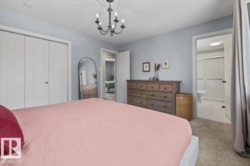 11427 35 Avenue, Edmonton, AB - Indoor Photo Showing Bedroom