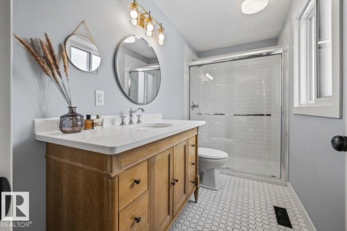 11427 35 Avenue, Edmonton, AB - Indoor Photo Showing Bathroom