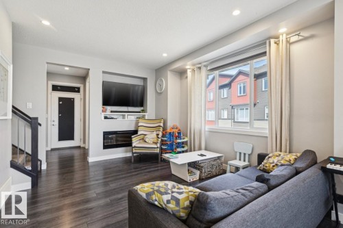 45 16903 68 Street, Edmonton, AB - Indoor Photo Showing Living Room
