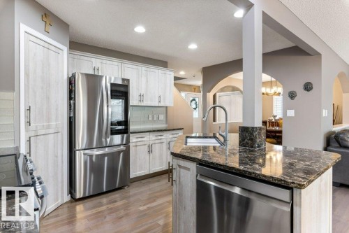 109 Erin Ridge Drive, St. Albert, AB - Indoor Photo Showing Kitchen With Upgraded Kitchen