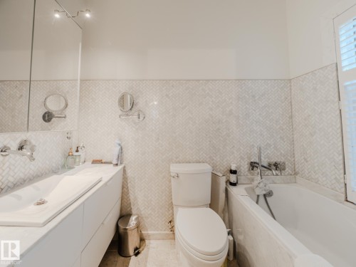 22250 Twp Road 512, Rural Strathcona County, AB - Indoor Photo Showing Bathroom