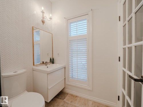 22250 Twp Road 512, Rural Strathcona County, AB - Indoor Photo Showing Bathroom