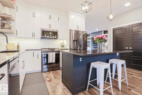 661 Lewis Greens Drive, Edmonton, AB - Indoor Photo Showing Kitchen With Upgraded Kitchen